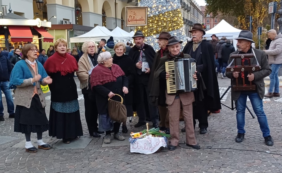 Il Gruppo Folk Jarliquato Ha Celebrato I Anni Alla Fiera Del