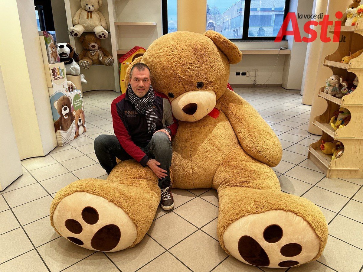 Storie di Orgoglio Astigiano. Davide della De.Car2 e la sua vita tra i  peluches: Nel cuore la bellezza di Asti anni Novanta e quella voglia di  tornare bambino 