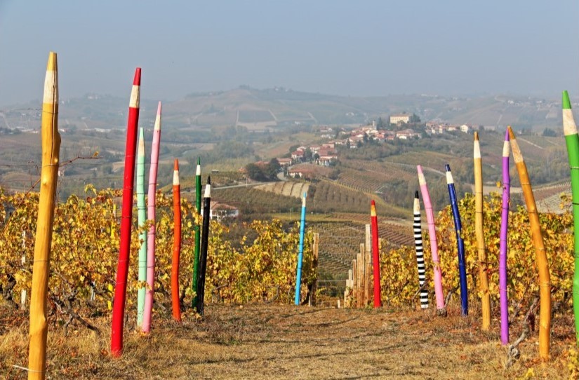 La vigna dei pastelli di Coazzolo, la panchina gigante e l'arte di Tremlett  - Tre cuori e una valigia