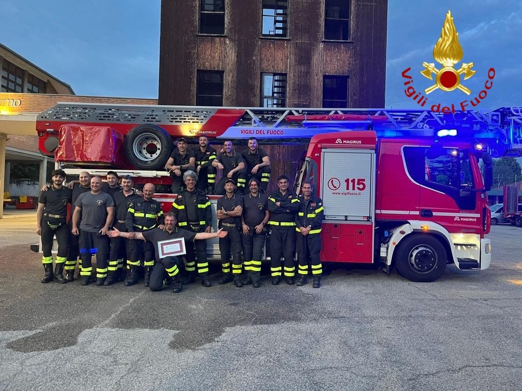 Vigili del fuoco: il comando di Asti festeggia la pensione di Juan ...
