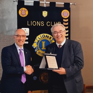 Il presidente del Lions Club Host Roberto Iannuzzi consegna il premio a Fulvio Brusa (Foto J.DeM.A.)