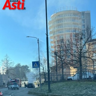 L'incendio auto in via Conte Verde