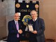 Il presidente del Lions Club Host Roberto Iannuzzi consegna il premio a Fulvio Brusa (Foto J.DeM.A.)