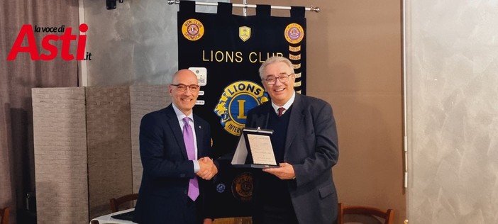 Il presidente del Lions Club Host Roberto Iannuzzi consegna il premio a Fulvio Brusa (Foto J.DeM.A.)