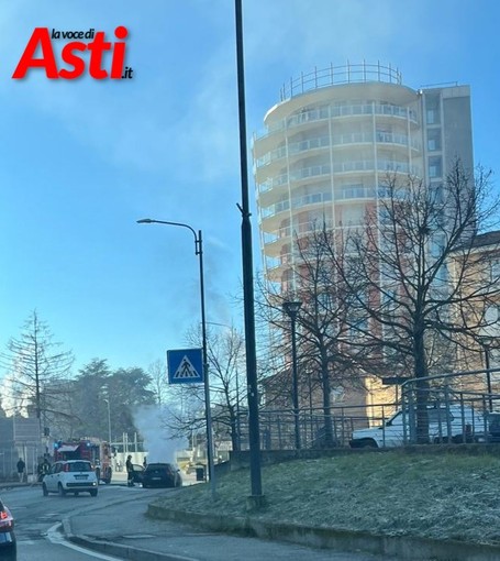 L'incendio auto in via Conte Verde