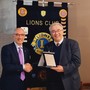 Il presidente del Lions Club Host Roberto Iannuzzi consegna il premio a Fulvio Brusa (Foto J.DeM.A.)