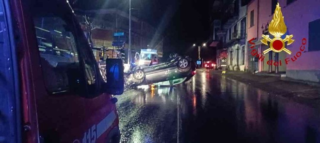 Auto si ribalta a Costigliole d’Asti: intervento dei Vigili del Fuoco