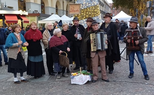 Il gruppo folk “J’Arliquato” ha celebrato i 20 anni alla Fiera del tartufo di Asti