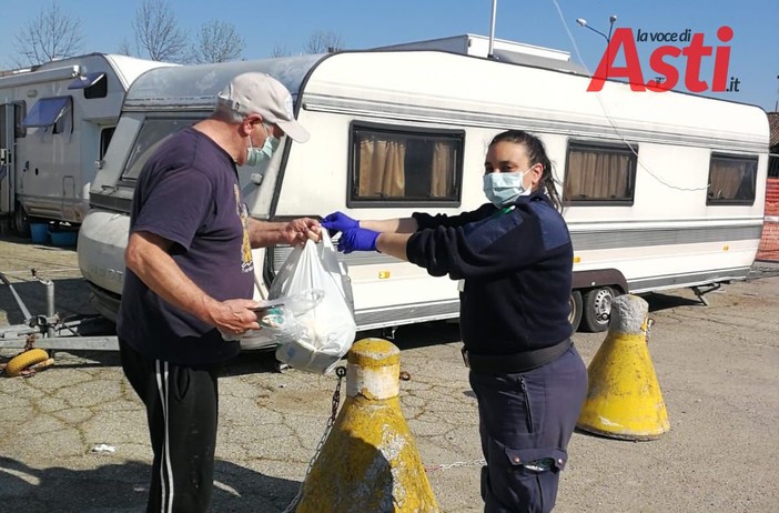 Simona Nobile consegna un po' di spesa a Bruno