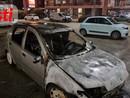 Auto in fiamme nel parcheggio del Penny Market di corso Alessandria [FOTO]