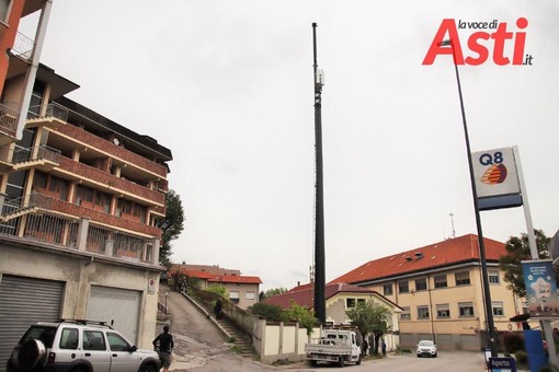 L'enorme antenna montata di fronte al condominio di via Pietro Micca