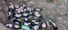L'inciviltà arriva anche in piazza Campo del Palio:  sotto gli alberi una distesa di bottiglie di birra vuote [VIDEO]