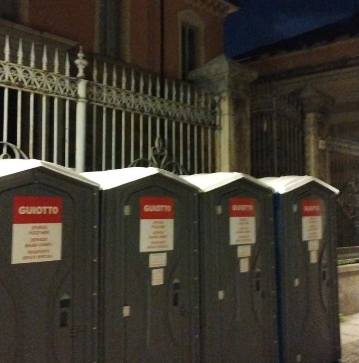 Fa discutere il posizionamento di wc chimici davanti alla Sinagoga di Asti