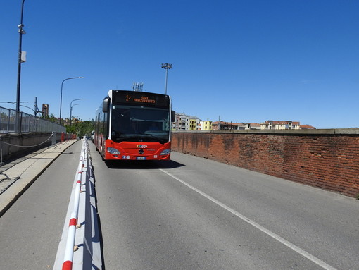 Nuove corse di rinforzo dei bus cittadini per gli studenti a causa dei lavori sul ponte di corso Savona