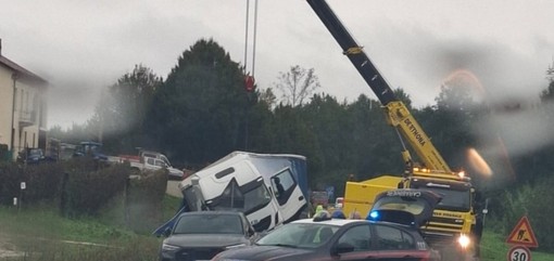 Camion fuori strada sulla provinciale per Bazzana