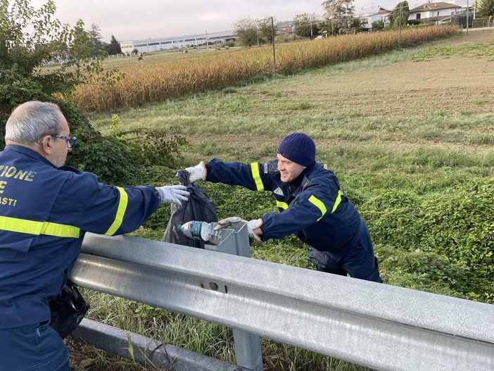 I volontari della Protezione Civile in azione per &quot;Puliamo il Mondo&quot; [FOTO]