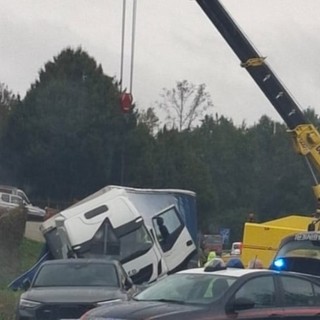 Camion fuori strada sulla provinciale per Bazzana