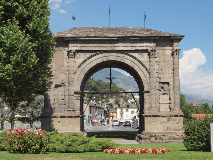 Arco di Augusto ad Aosta, eretto nel 25 a.C., data della fondazione della città