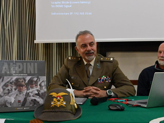 il Tenente Colonnello Mario Renna con il vice presidente della Sezione ANA di Asti Ugo Fausone durante la presentazione. (ph. Roberto Signorini)