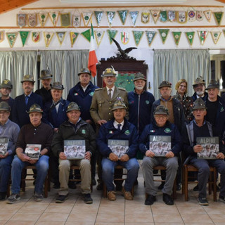 Alcuni alpini astigiani presenti alla presentazione del libro con il Tenente Colonnello Mario Renna. (ph. Daniele Piroso)