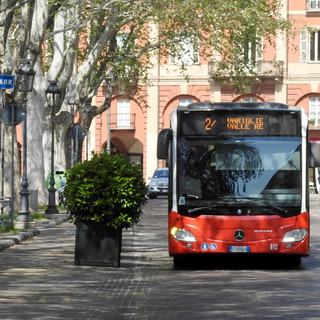 Un autobus della flotta Asp in transito in piazza Alfieri