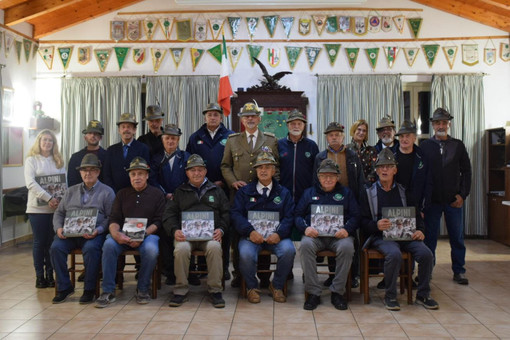 Alcuni alpini astigiani presenti alla presentazione del libro con il Tenente Colonnello Mario Renna. (ph. Daniele Piroso)