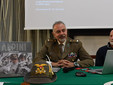 il Tenente Colonnello Mario Renna con il vice presidente della Sezione ANA di Asti Ugo Fausone durante la presentazione. (ph. Roberto Signorini)