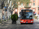 Un autobus della flotta Asp in transito in piazza Alfieri