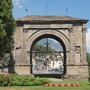 Arco di Augusto ad Aosta, eretto nel 25 a.C., data della fondazione della città