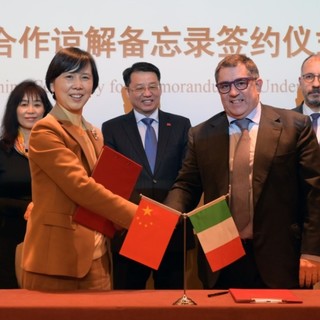 Due immagini (la seconda a fine articolo) relative la firma del protocollo d'intesa tra la Camera di Commercio AL-AT e quella cinese in Italia