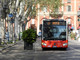Un autobus della flotta Asp in transito in piazza Alfieri