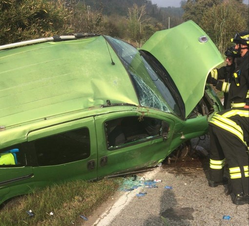 Belveglio: auto a metano gravemente danneggiata dopo un'uscita di strada