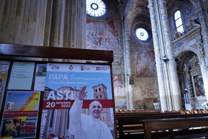 Uno scorcio della Cattedrale di Asti, in allestimento per ospitare il Santo Padre