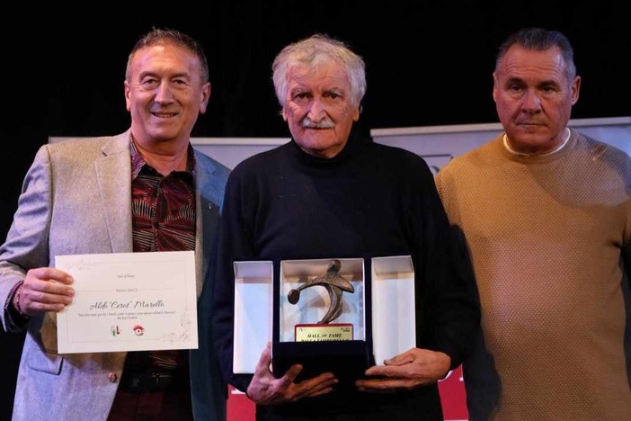 Marello (al centro) ritratto con il presidente nazionale della Federazione Tamburello Edoardo Facchetti (a sinistra) e con Mimmo Basso, presidente provinciale della Federazione Tamburello (Ph. Merfephoto - Efrem Zanchettin)