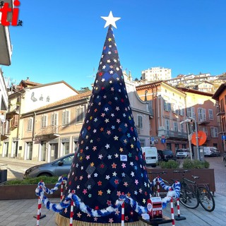 Un Natale a filo doppio: l’albero che intreccia creatività e comunità