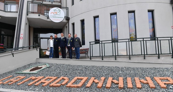 La delegazione A.N.F.I., guidata dal presidente Cav. Michele Marchese, di fronte alla struttura candiolese