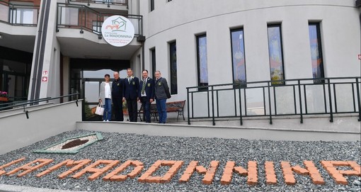 La delegazione A.N.F.I., guidata dal presidente Cav. Michele Marchese, di fronte alla struttura candiolese