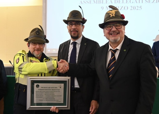 Ferdinando Beltramo coordinatore della P.C degli Alpini di Asti (il primo a sinistra) riceve una Targa al merito meritato dell’Attività svolta tra il consigliere Nazionale Corrado Vittore (al centro) e il presidente Fabrizio PIghin (R. Signorini)