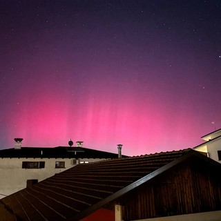 L'aurora boreale vista da Calamandrana (immagine tratta dal gruppo Telegram Dati Meteo Asti, scatto dell'utente Francesco