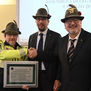 Ferdinando Beltramo coordinatore della P.C degli Alpini di Asti (il primo a sinistra) riceve una Targa al merito meritato dell’Attività svolta tra il consigliere Nazionale Corrado Vittore (al centro) e il presidente Fabrizio PIghin (R. Signorini)