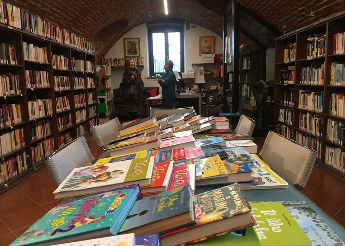 L'interno della biblioteca di Villafranca