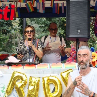 Vittoria Briccarello e Patrizio Onori ritratti (ph. Merfephoto - Efrem Zanchettin) durante gli interventi finali del Pride 2024