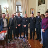 I due agenti, terzo e quarto da destra, ricevuti dalla Giunta insieme al comandante Davide Detoma e al vice Sergio Mussetto