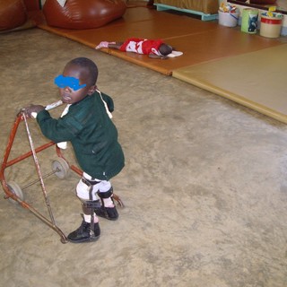 Alcuni dei bimbi kenioti ospitati presso la struttura assistenziale