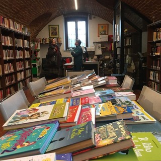 L'interno della biblioteca di Villafranca