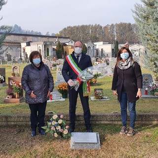 Depositato dall’Amministrazione un mazzo di fiori in memoria delle vittime di violenza