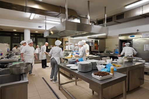 Studenti e studentesse della Scuola Alberghiera a lezione di Cucina e in Sala