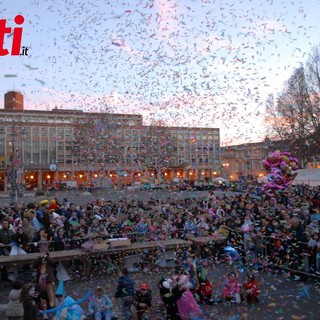 Piazza Alfieri in festa in occasione del carnevale 2005