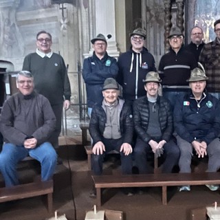 Un momento di meritato relax sulle sedie del coro per gli Alpini