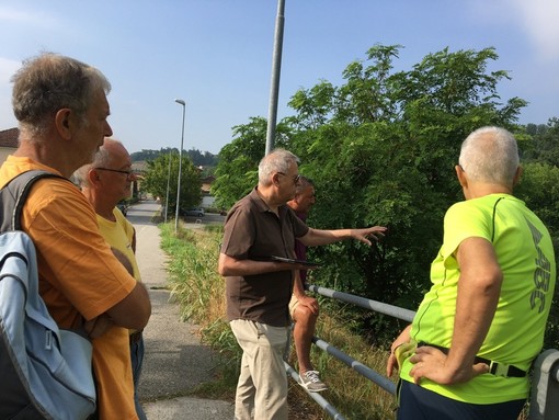 Alcuni camminatori villafranchesi con il progettista, Renato Morra